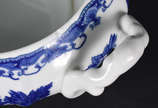Porcelanas Steatita (1956),  - Serviço de porcelana Steatita azul e branco, composto de 7 pratos rasos, 10 fundos, 8 para sobremesa, 3 travessas e uma sopeira. Total 29 peças.