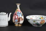 Três peças de porcelana, sendo: bule, vaso e bowl. - Três peças de porcelana, sendo: bule, vaso e bowl.