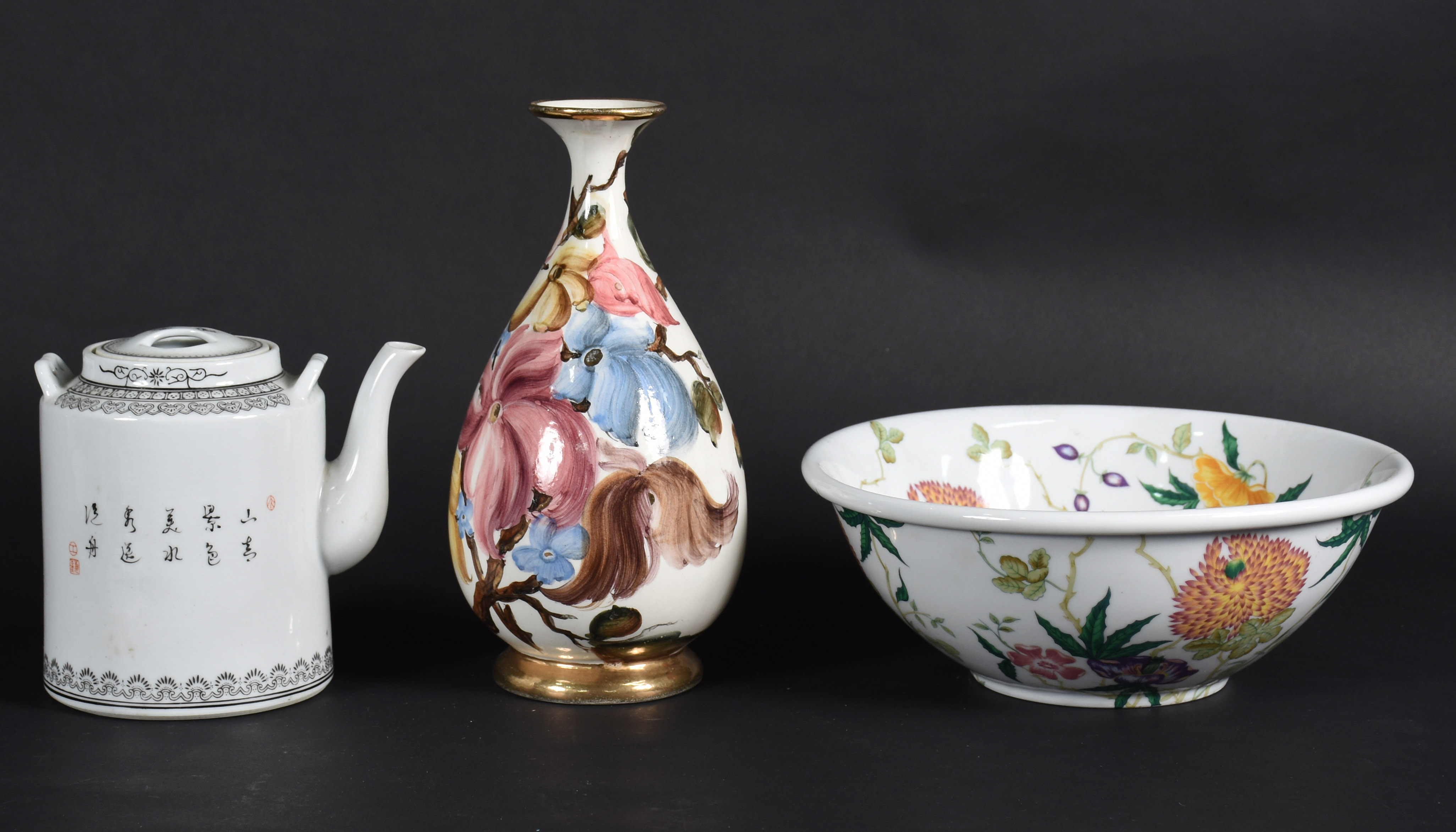 Três peças de porcelana, sendo: bule, vaso e bowl. - foto 1 de 6