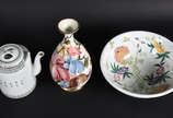 Três peças de porcelana, sendo: bule, vaso e bowl. - Três peças de porcelana, sendo: bule, vaso e bowl.