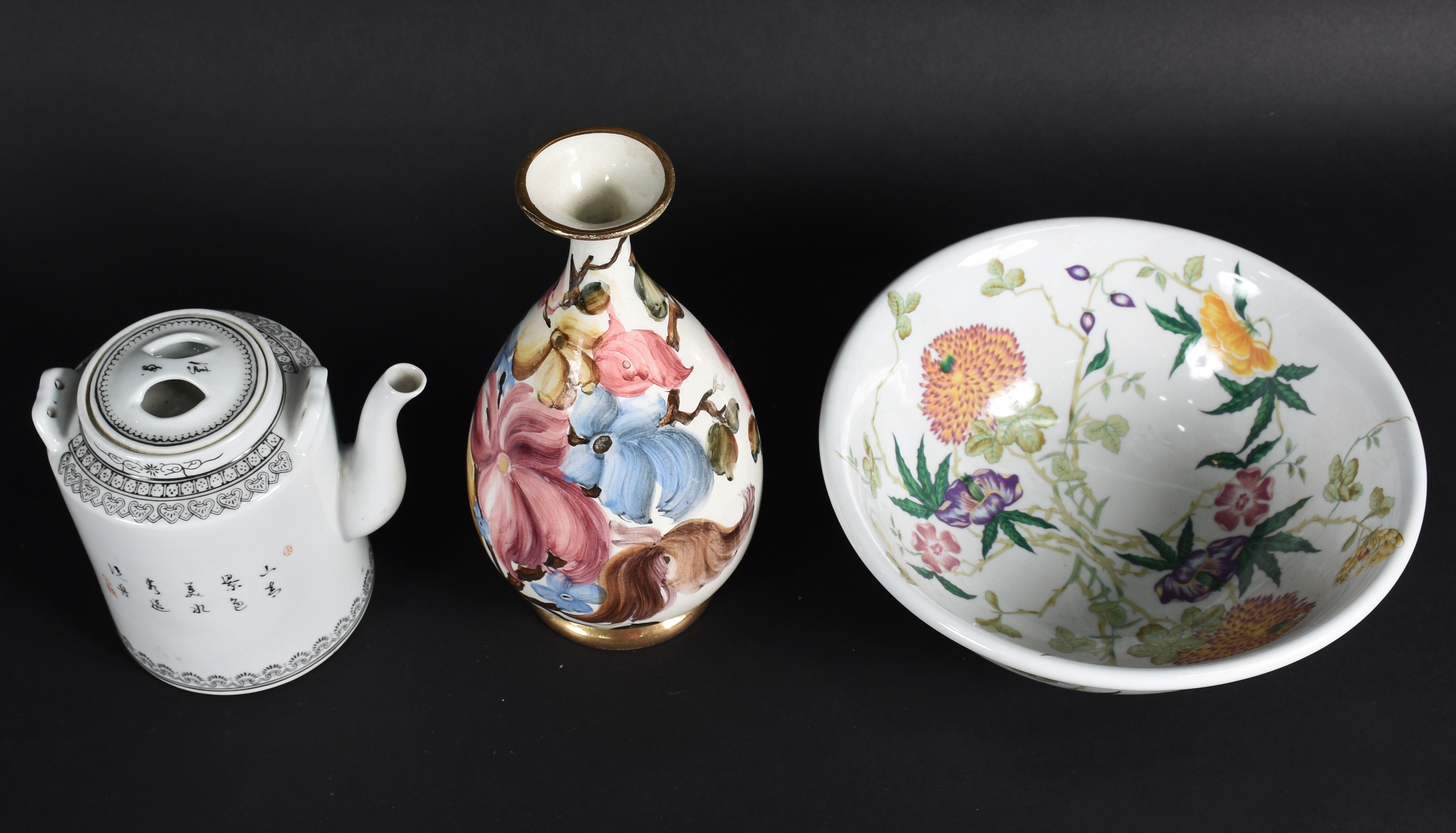 Três peças de porcelana, sendo: bule, vaso e bowl. - foto 2 de 6