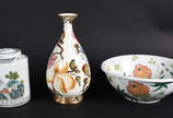 Três peças de porcelana, sendo: bule, vaso e bowl. - Três peças de porcelana, sendo: bule, vaso e bowl.