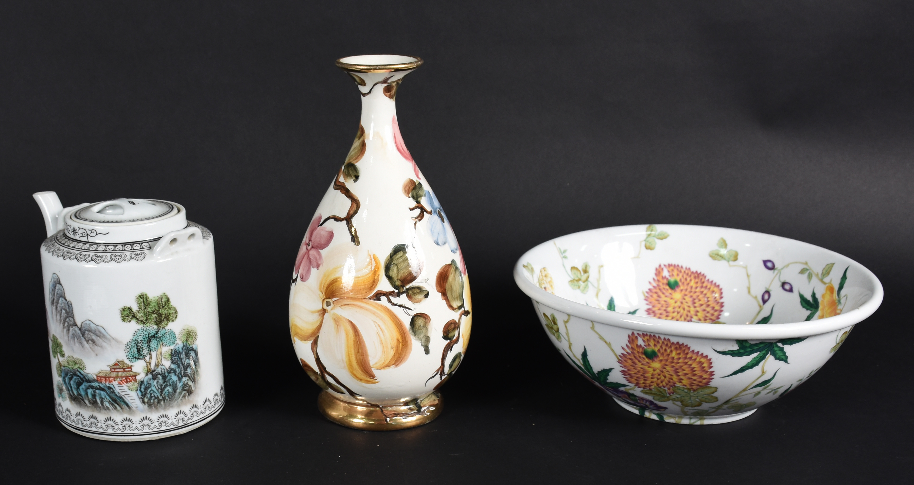 Três peças de porcelana, sendo: bule, vaso e bowl. - foto 3 de 6