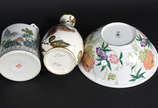 Três peças de porcelana, sendo: bule, vaso e bowl. - Três peças de porcelana, sendo: bule, vaso e bowl.