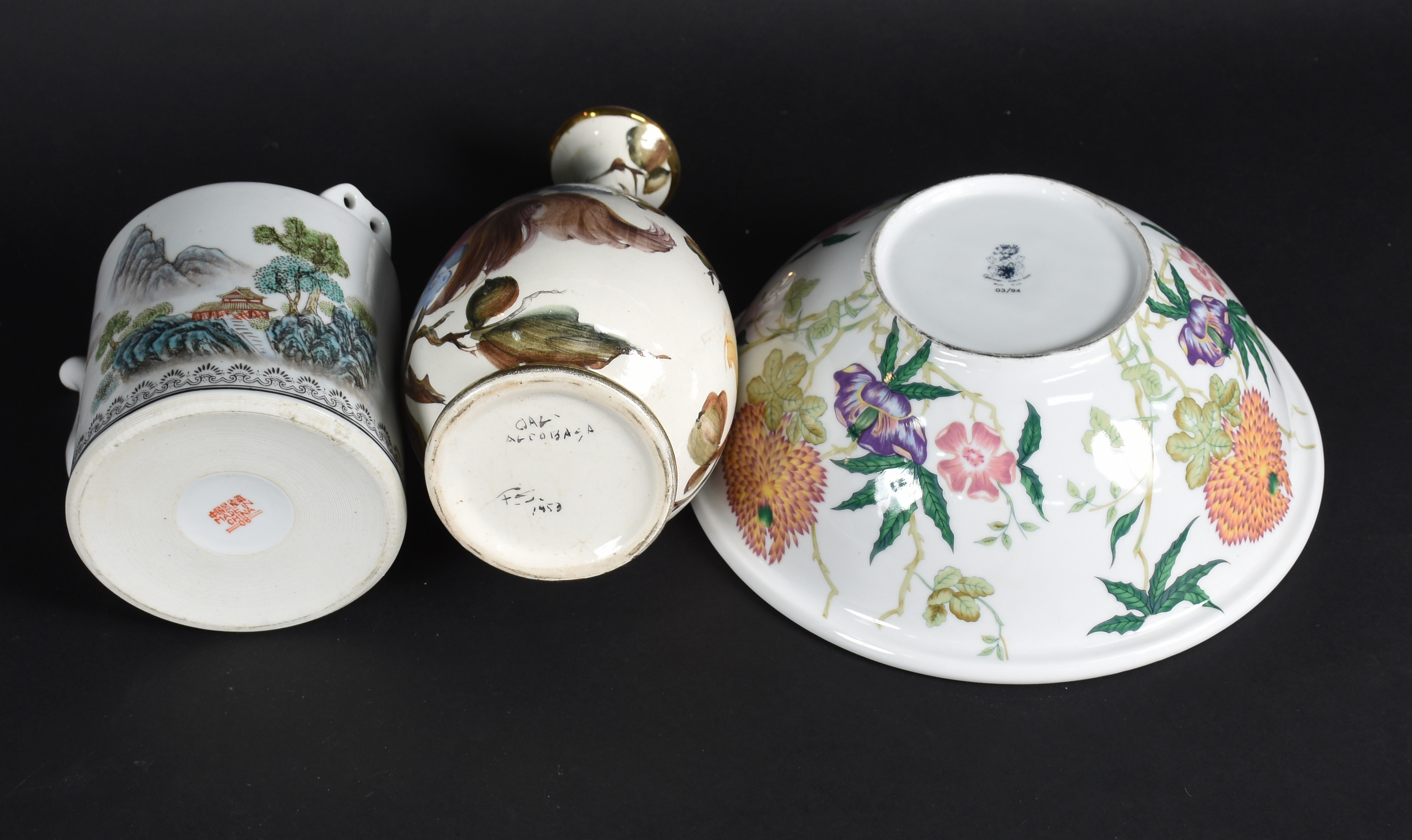 Três peças de porcelana, sendo: bule, vaso e bowl. - foto 4 de 6