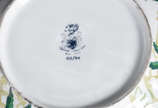 Três peças de porcelana, sendo: bule, vaso e bowl. - Três peças de porcelana, sendo: bule, vaso e bowl.