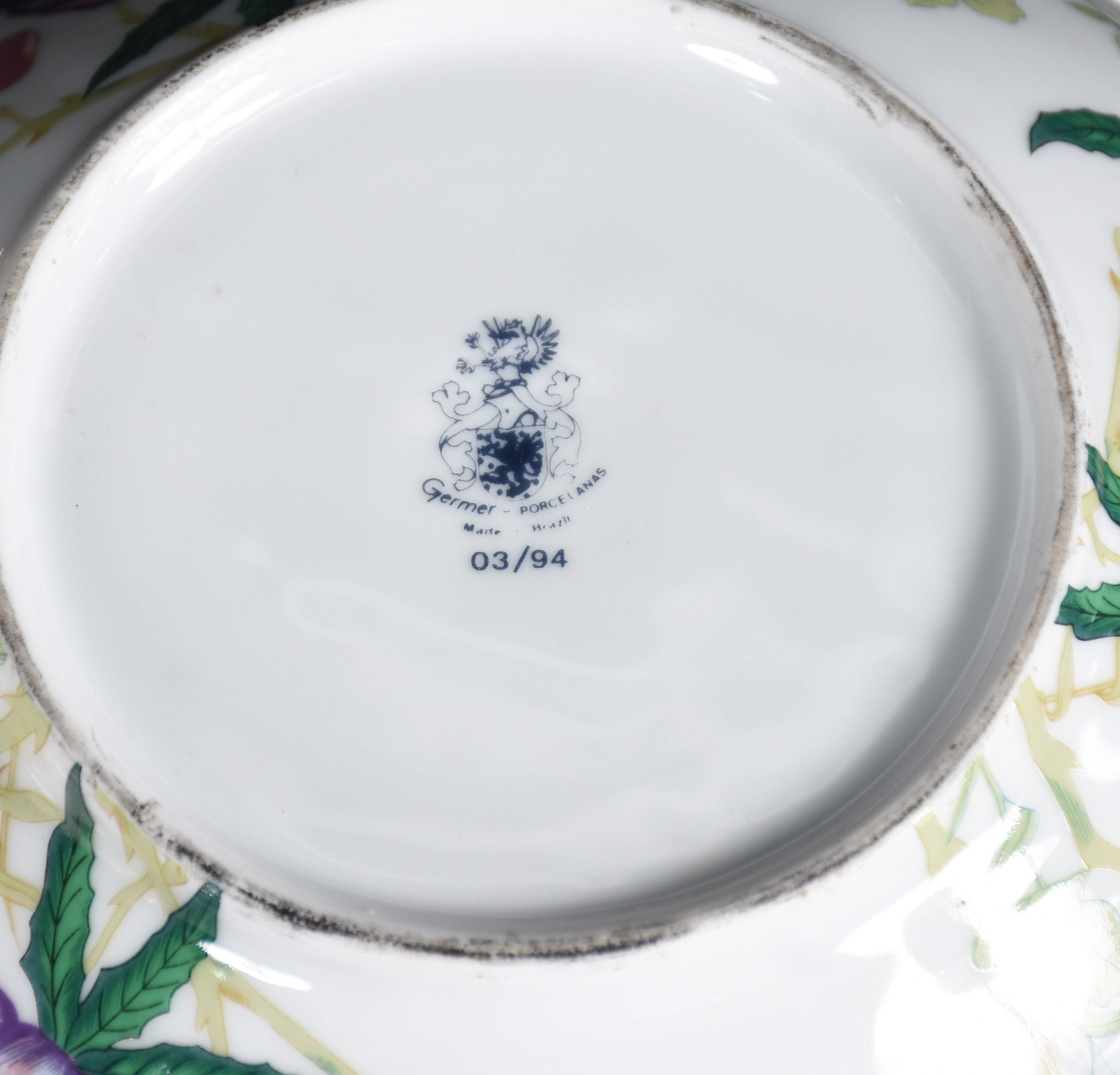 Três peças de porcelana, sendo: bule, vaso e bowl. - foto 6 de 6