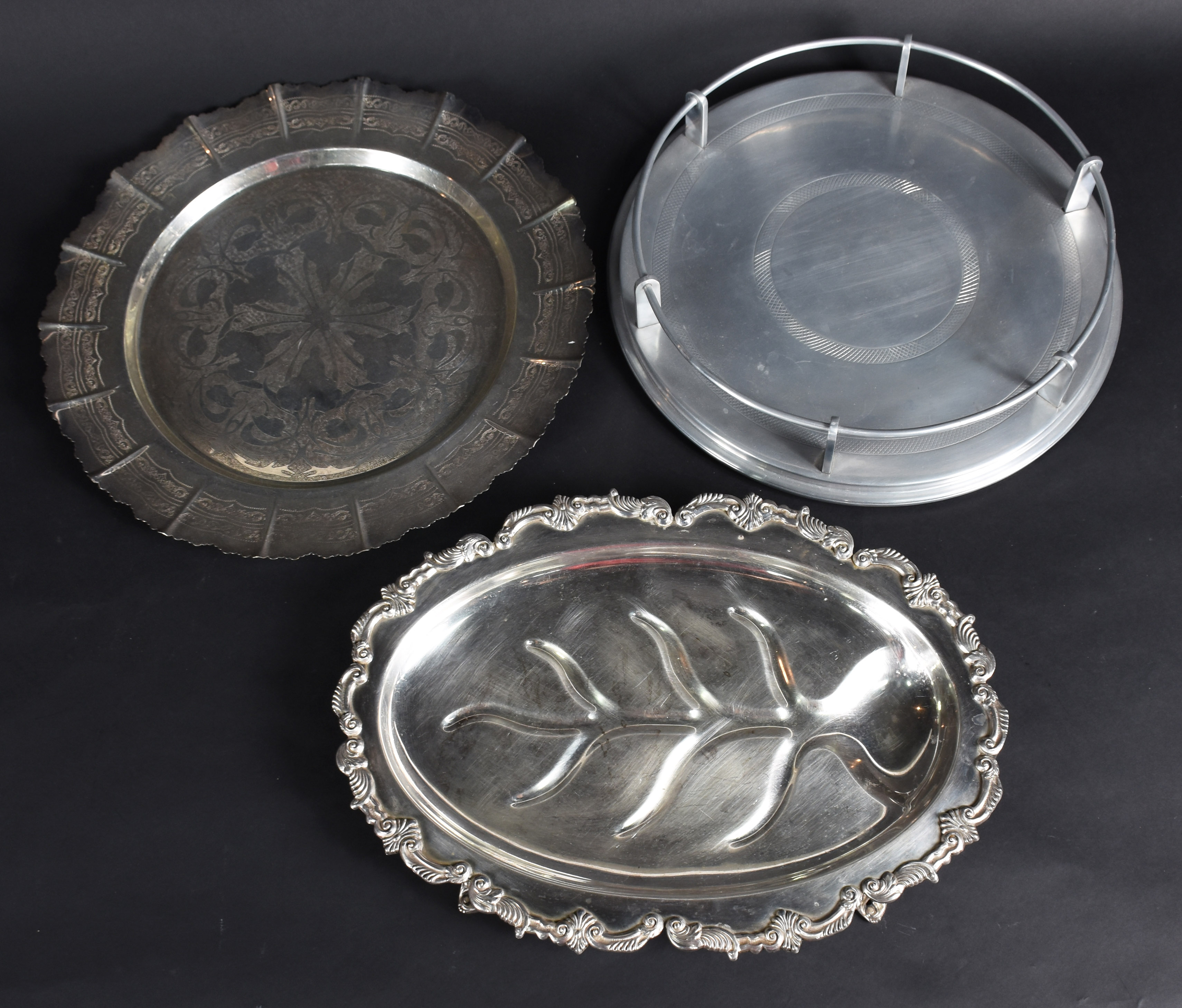 Tres peças de metal prateado, sendo: Bandeja com alçada, travessa... - foto 1 de 4
