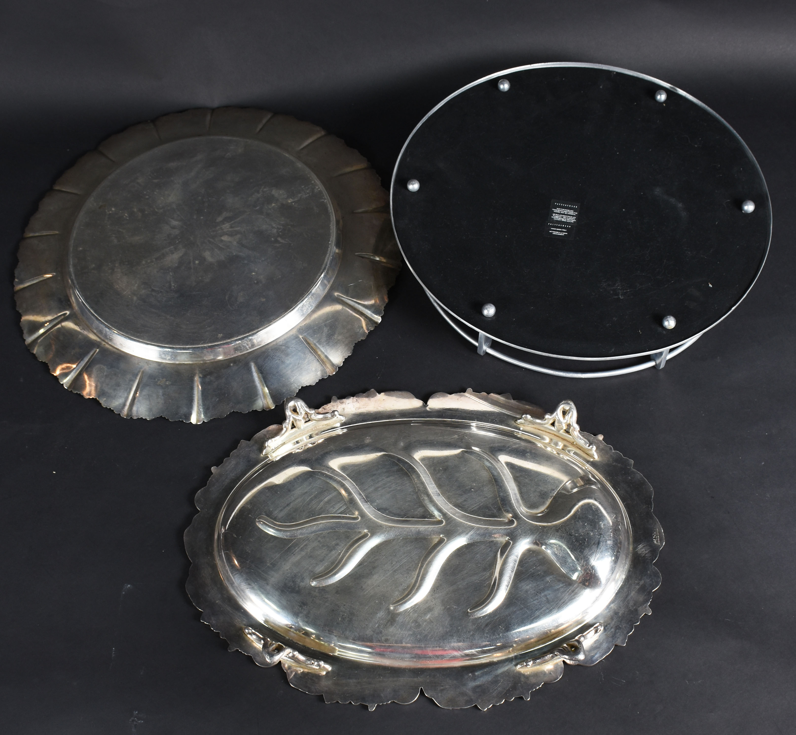 Tres peças de metal prateado, sendo: Bandeja com alçada, travessa... - foto 3 de 4