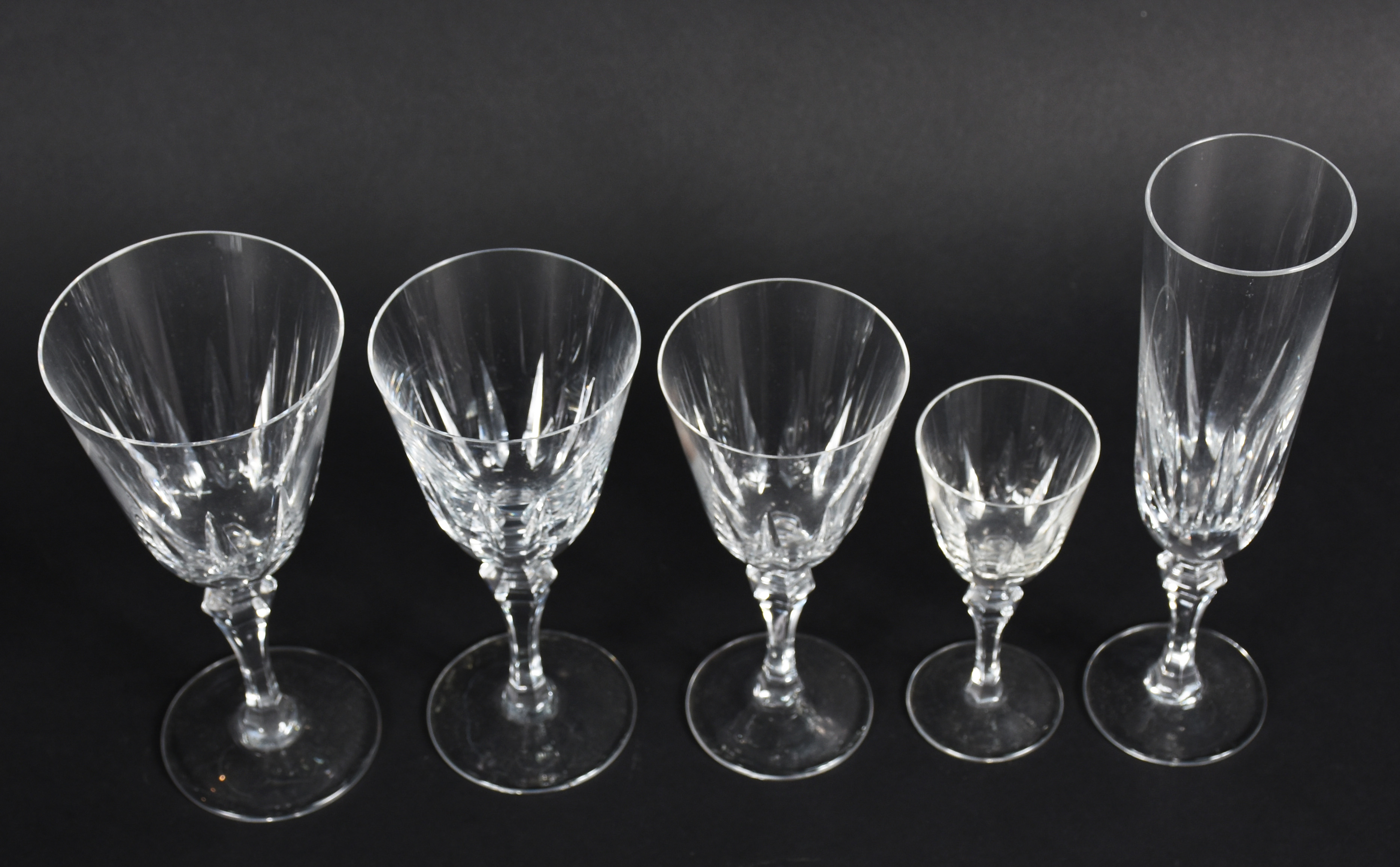 Conjunto de cálices de cristal lapidados, sendo 11 para vinho tinto... - foto 2 de 3