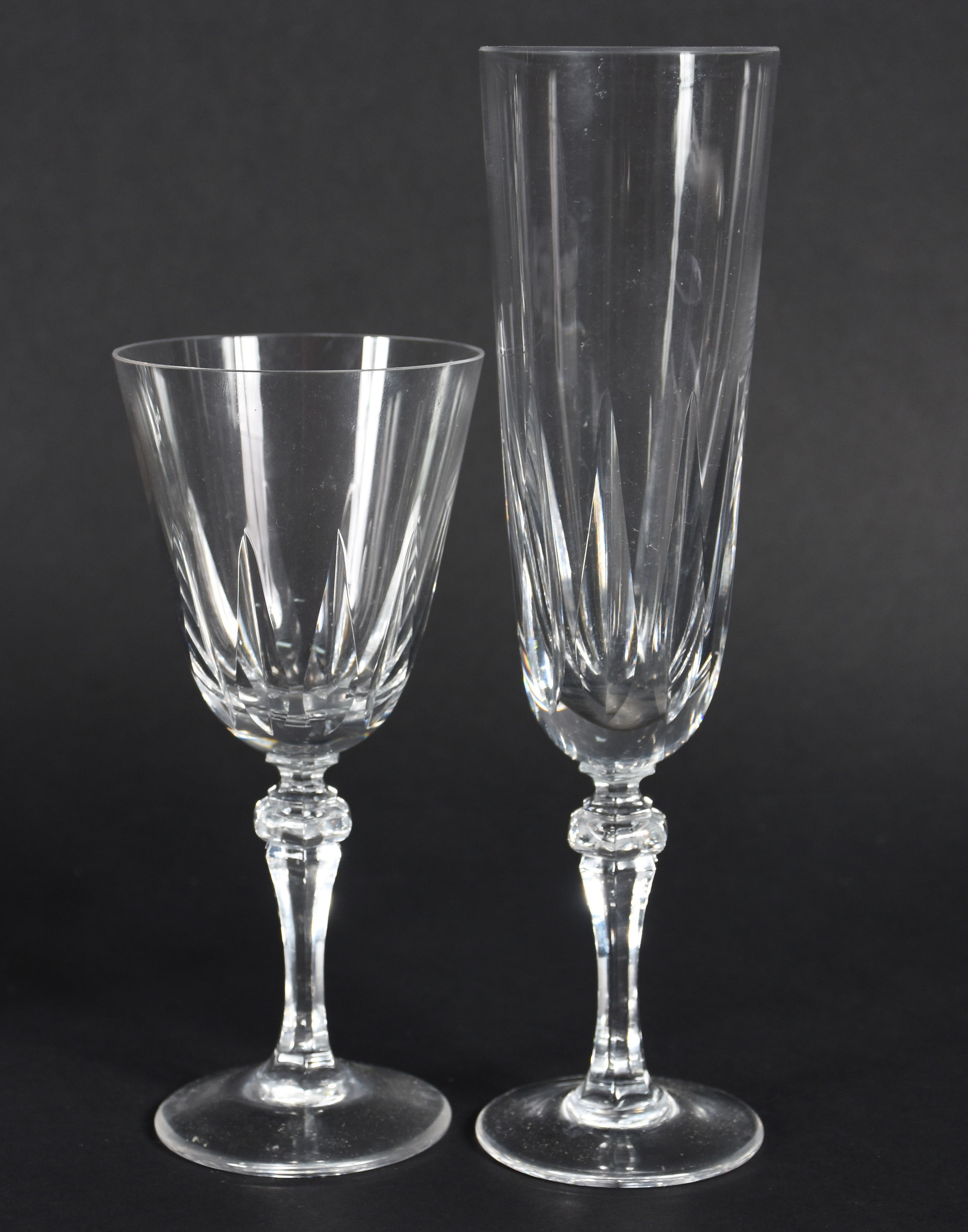 Conjunto de cálices de cristal lapidados, sendo 11 para vinho tinto... - foto 3 de 3