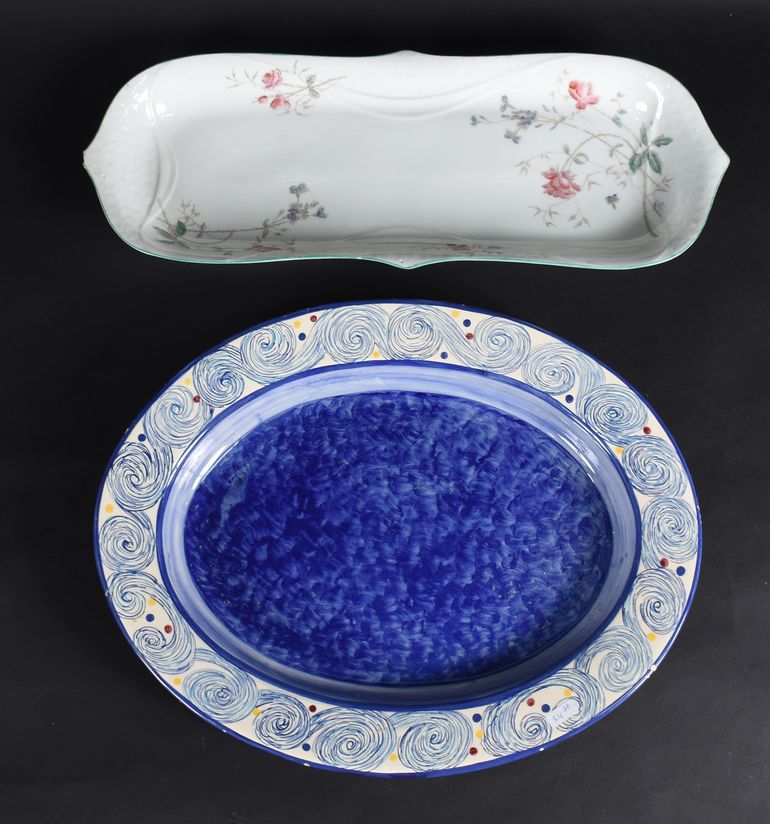 Duas travessas diversas de porcelana. (pequenos bicados). - foto 1 de 6