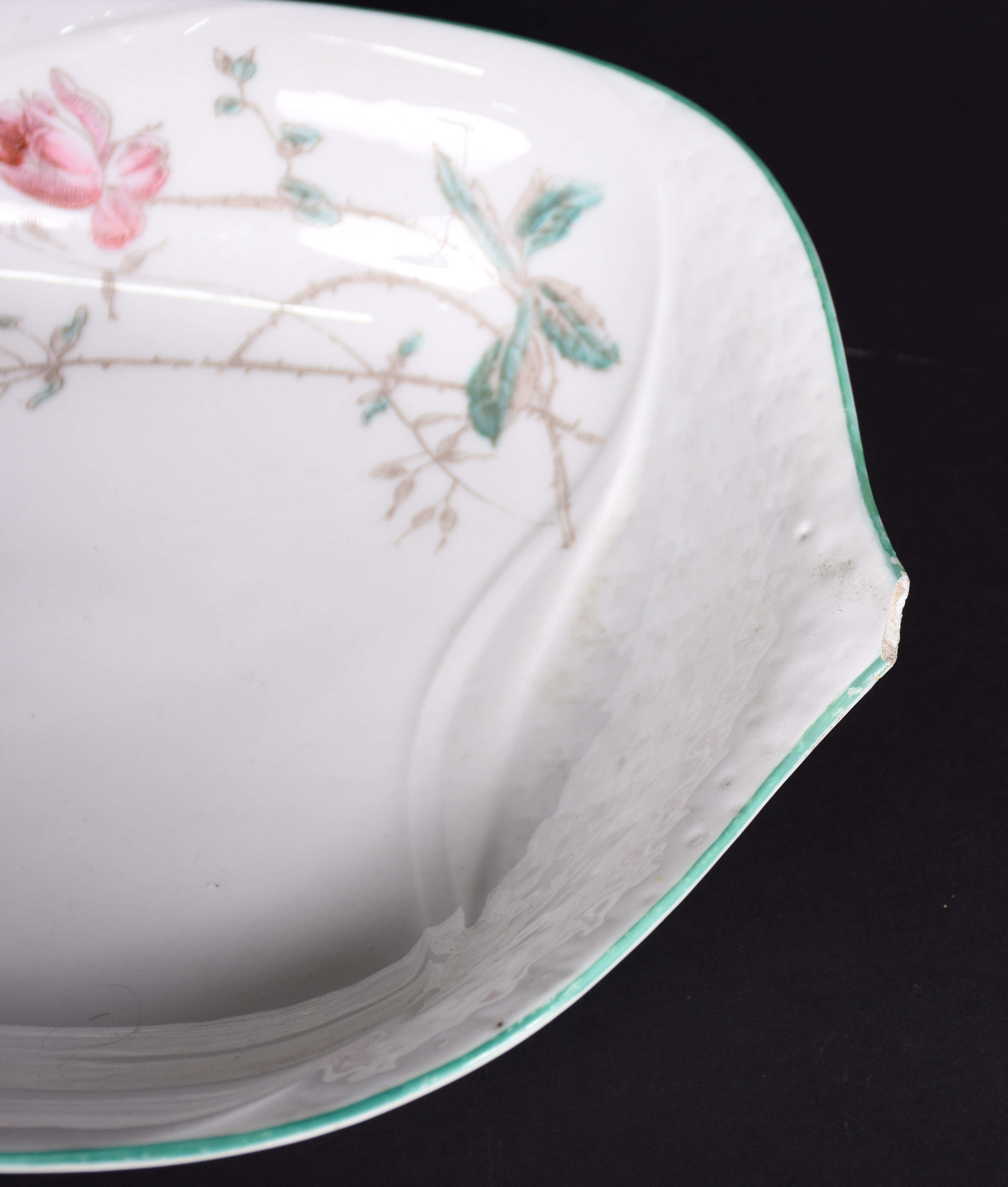 Duas travessas diversas de porcelana. (pequenos bicados). - foto 6 de 6