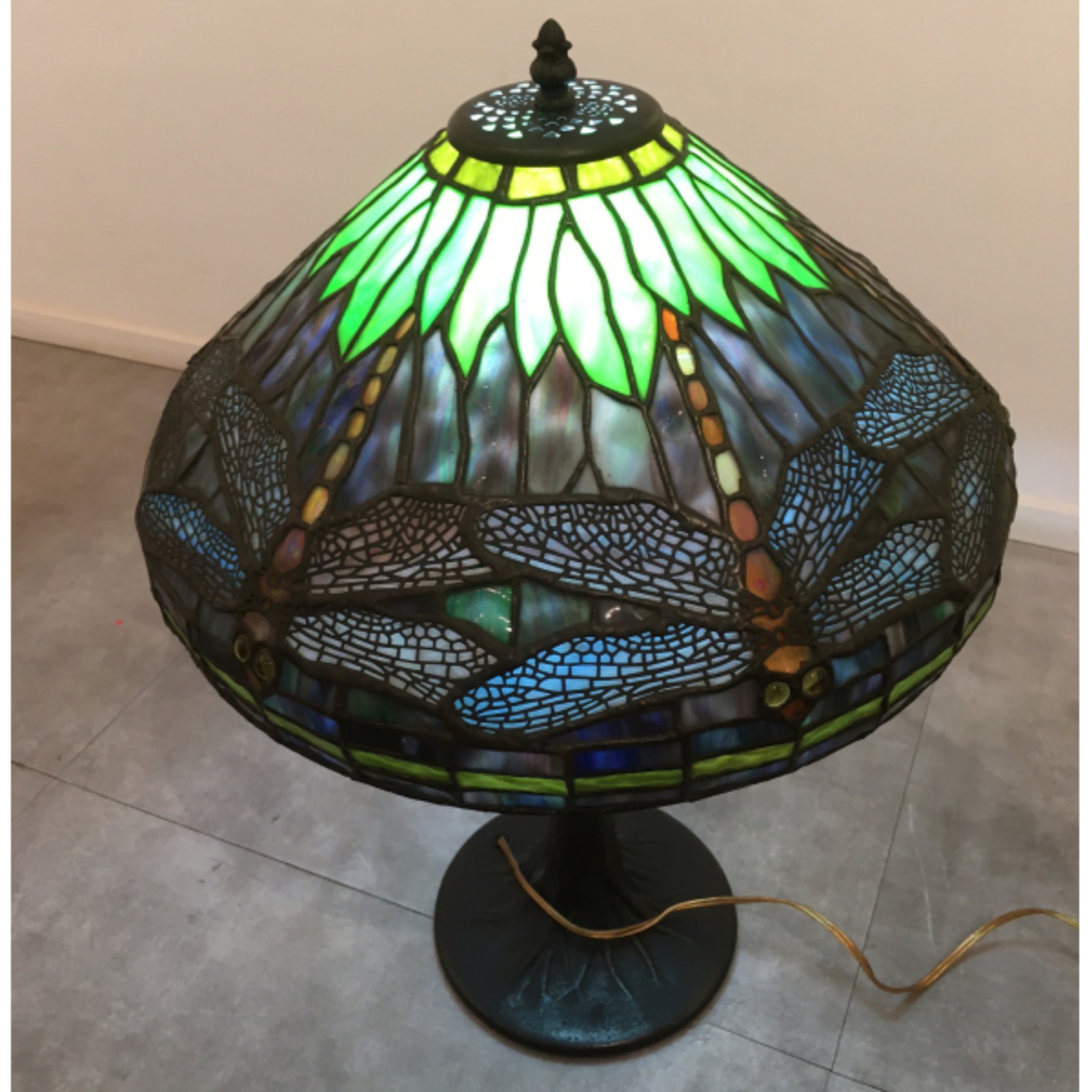 Luminária de mesa com cúpula em vidro iridescente e decorado com... - foto 1 de 3