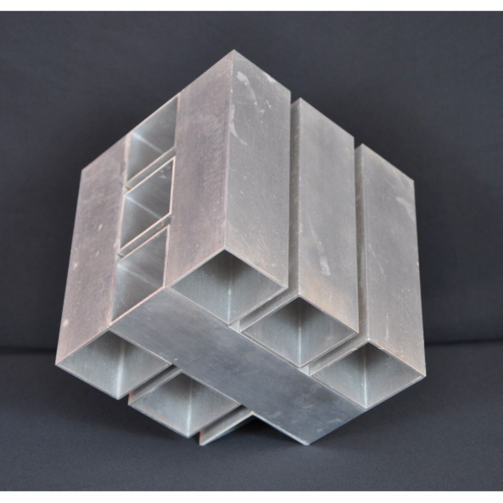 Weissmann, Frans. Cubo em Tubos. Escultura em alumínio, ass. com as... - foto 3 de 3