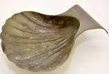Concha para batismo em pewter, medindo 20 cm po... - Concha para batismo em pewter, medindo 20 cm por 17 cm. Portugal - século XX.
