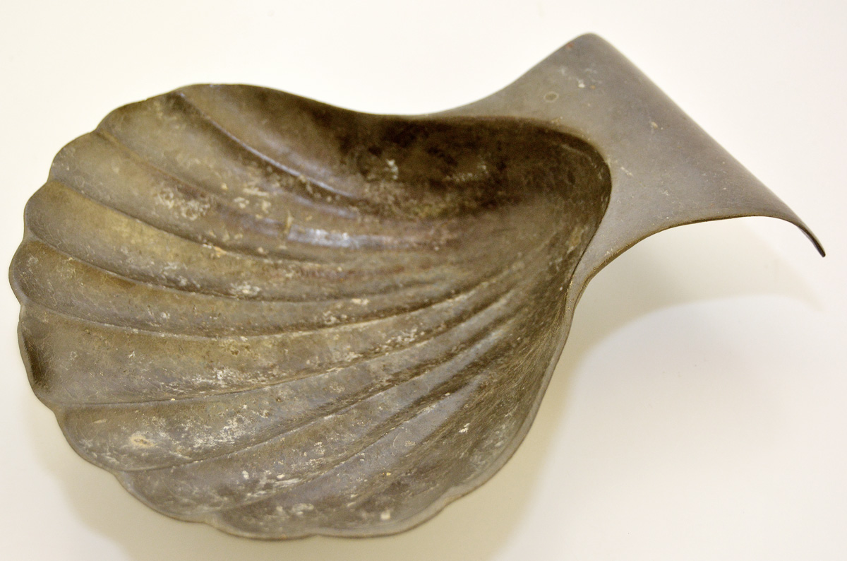 Concha para batismo em pewter, medindo 20 cm por 17 cm. Portugal...