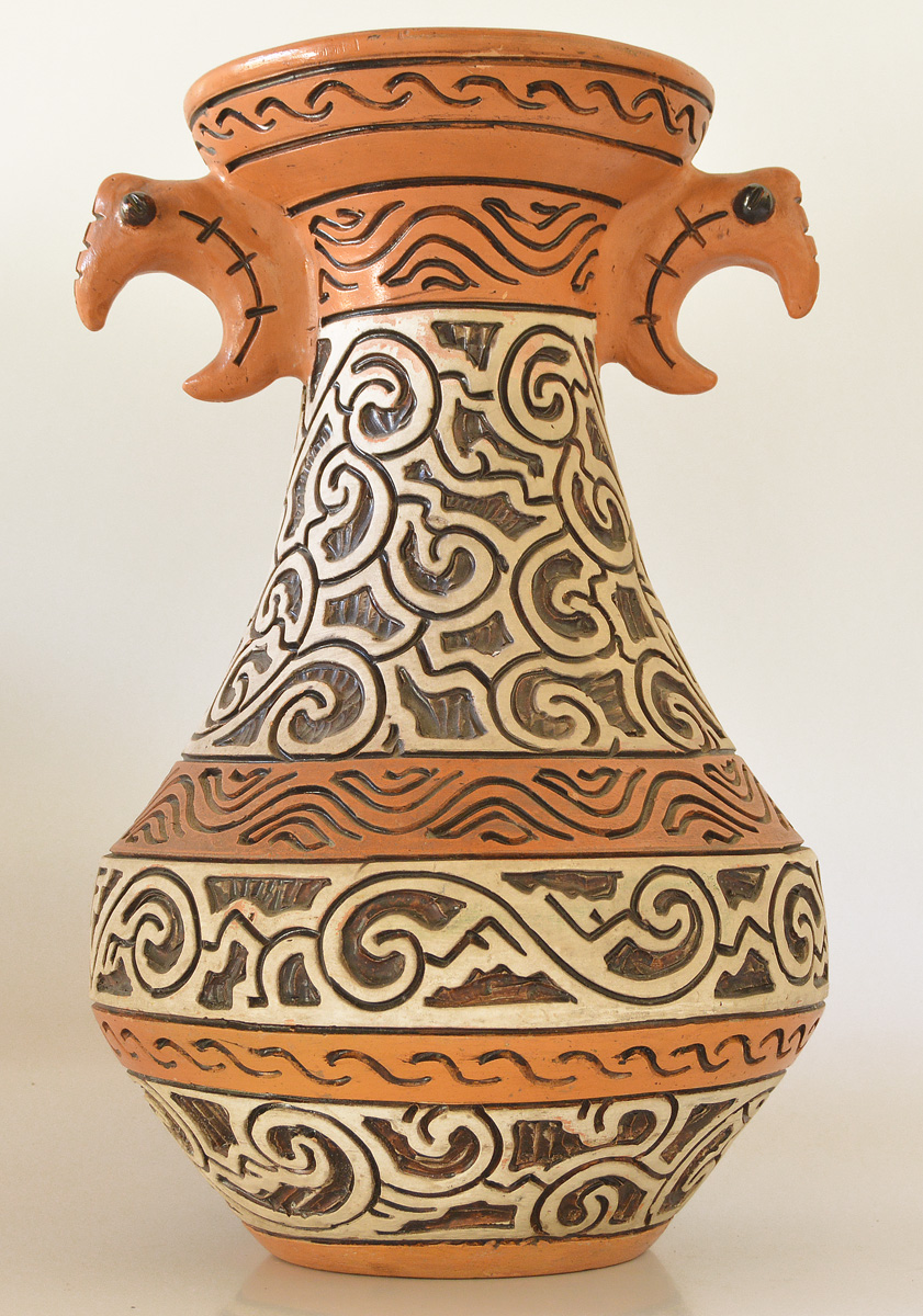 JOSÉ PEREIRA - Grande vaso em cerâmica com decoração marajoara... - foto 1 de 2