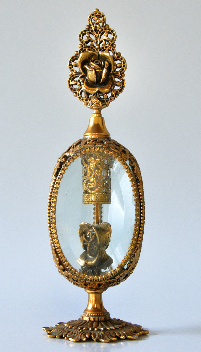 Perfumeiro em bronze dourado ricamente trabalhado com recipiente em...