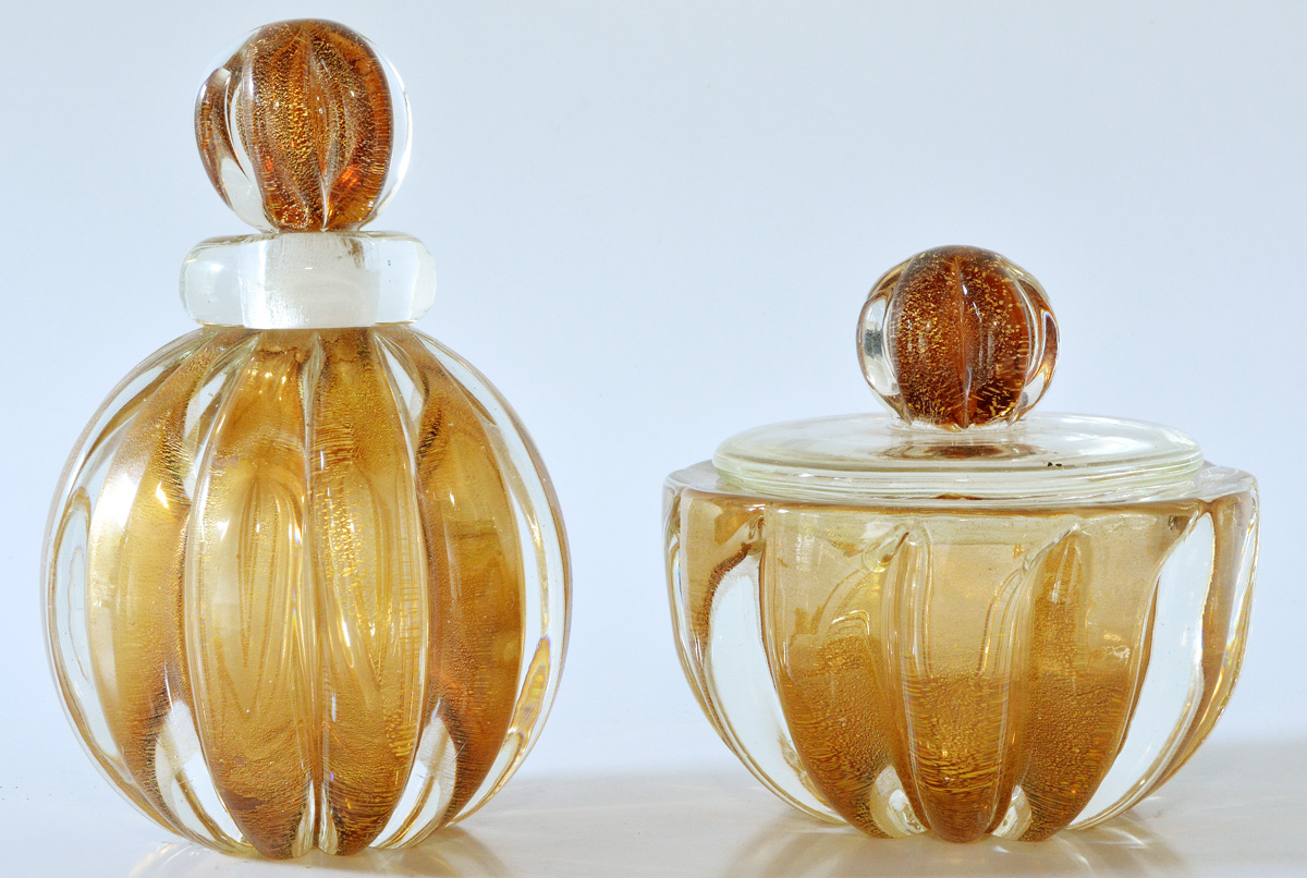 Duas peças em murano Art Deco na cor âmbar decoradas com pó de ouro...