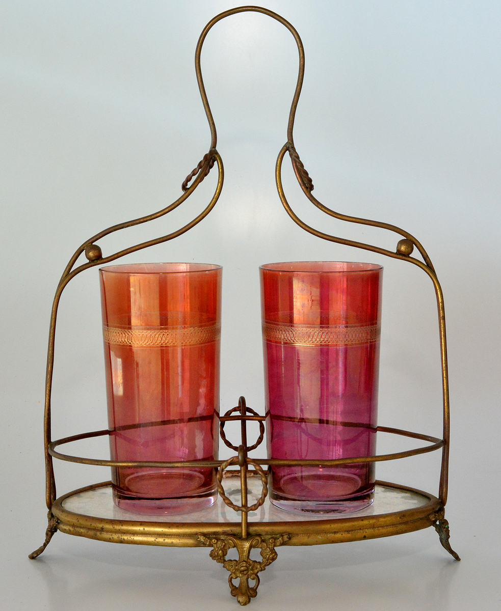 Porta copos em bronze dourado, medindo 33 cm de altura por 25 cm de...
