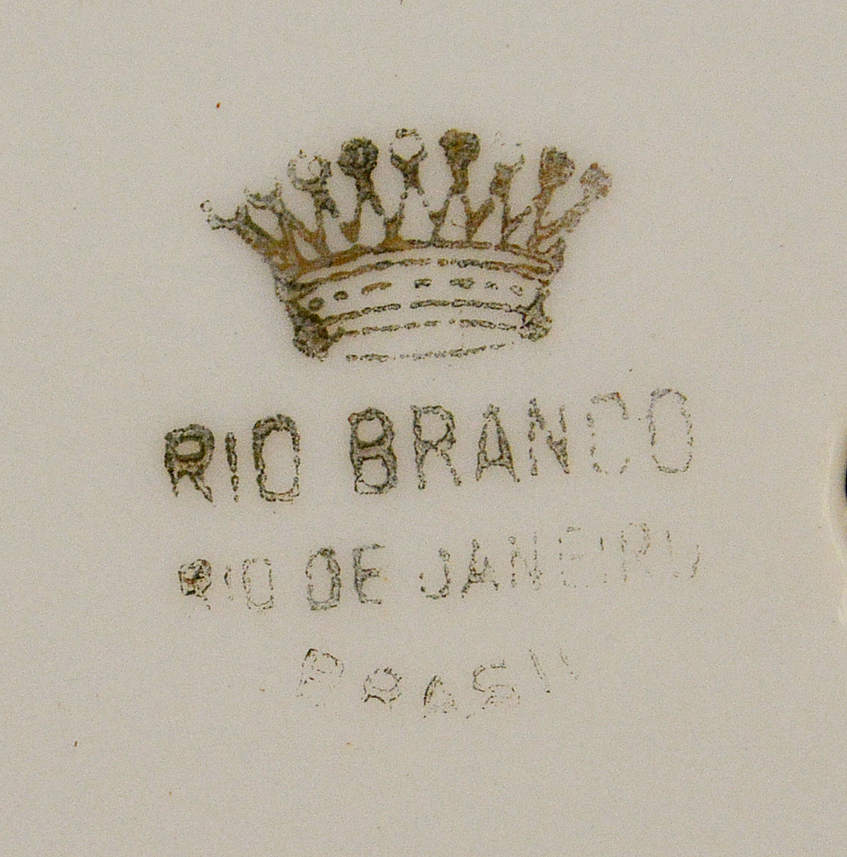 Grupo escultórico em porcelana policromada e dourada representando... - foto 2 de 2