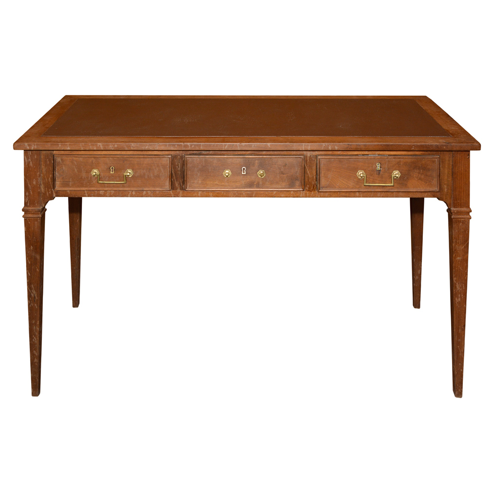 Mesa escrivaninha em imbuia com 03 gavetas.