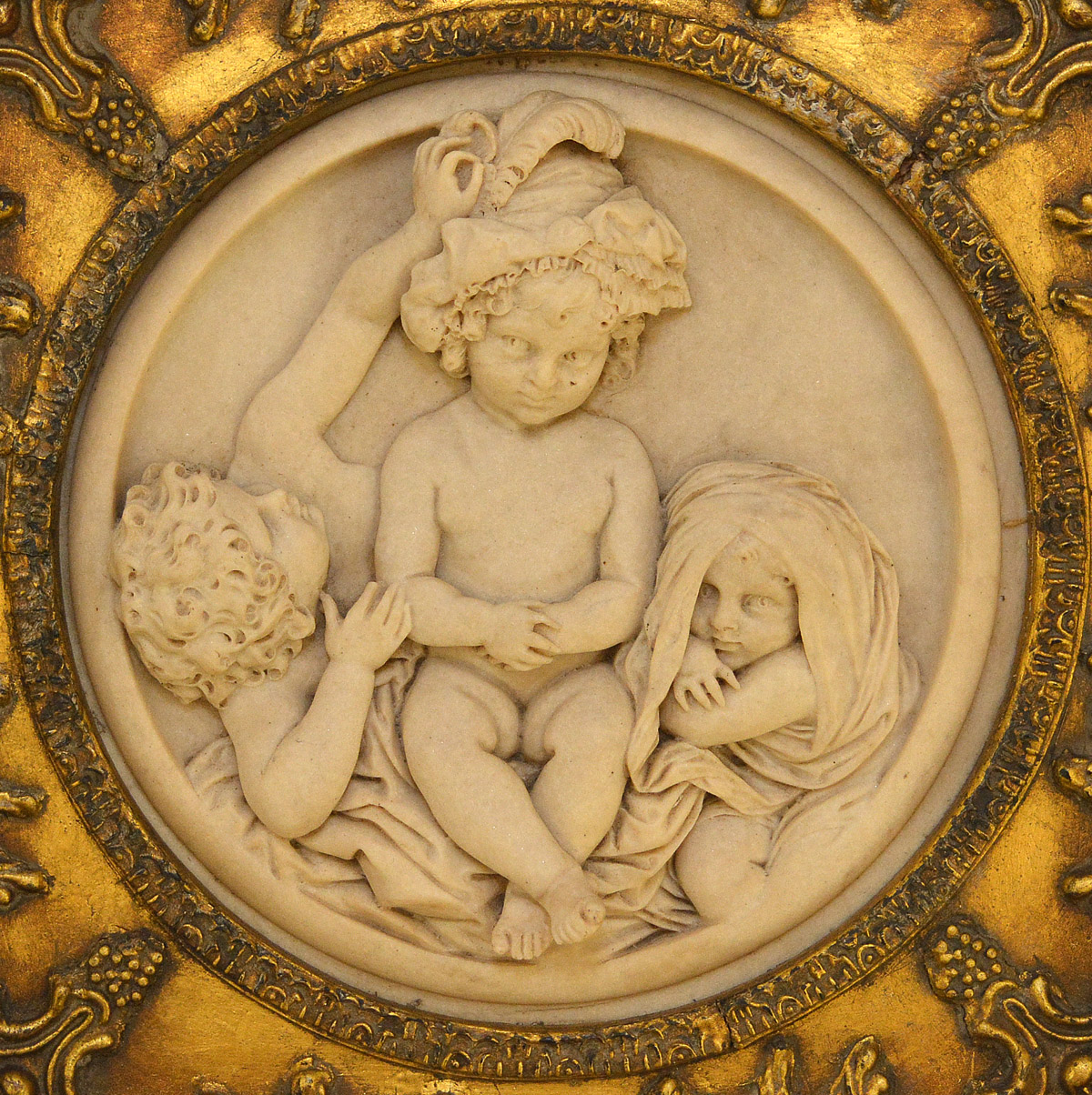 Escultura em marmorite representando crianças, com rica moldura... - foto 2 de 3