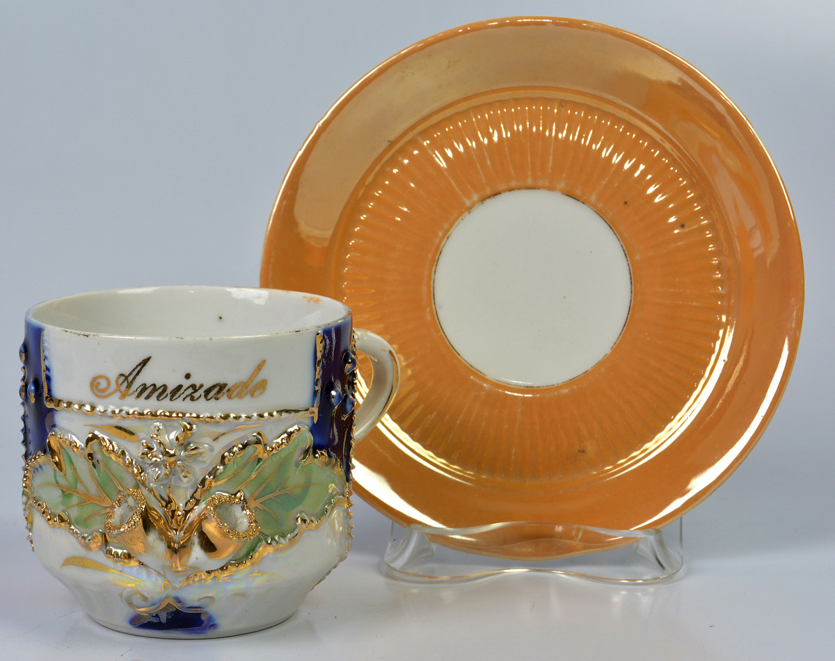 Antiga xícara para chá com pires em porcelana policromada nas cores...