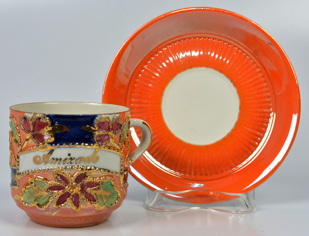 Antiga xícara para chá com pires em porcelana policromada nas cores...