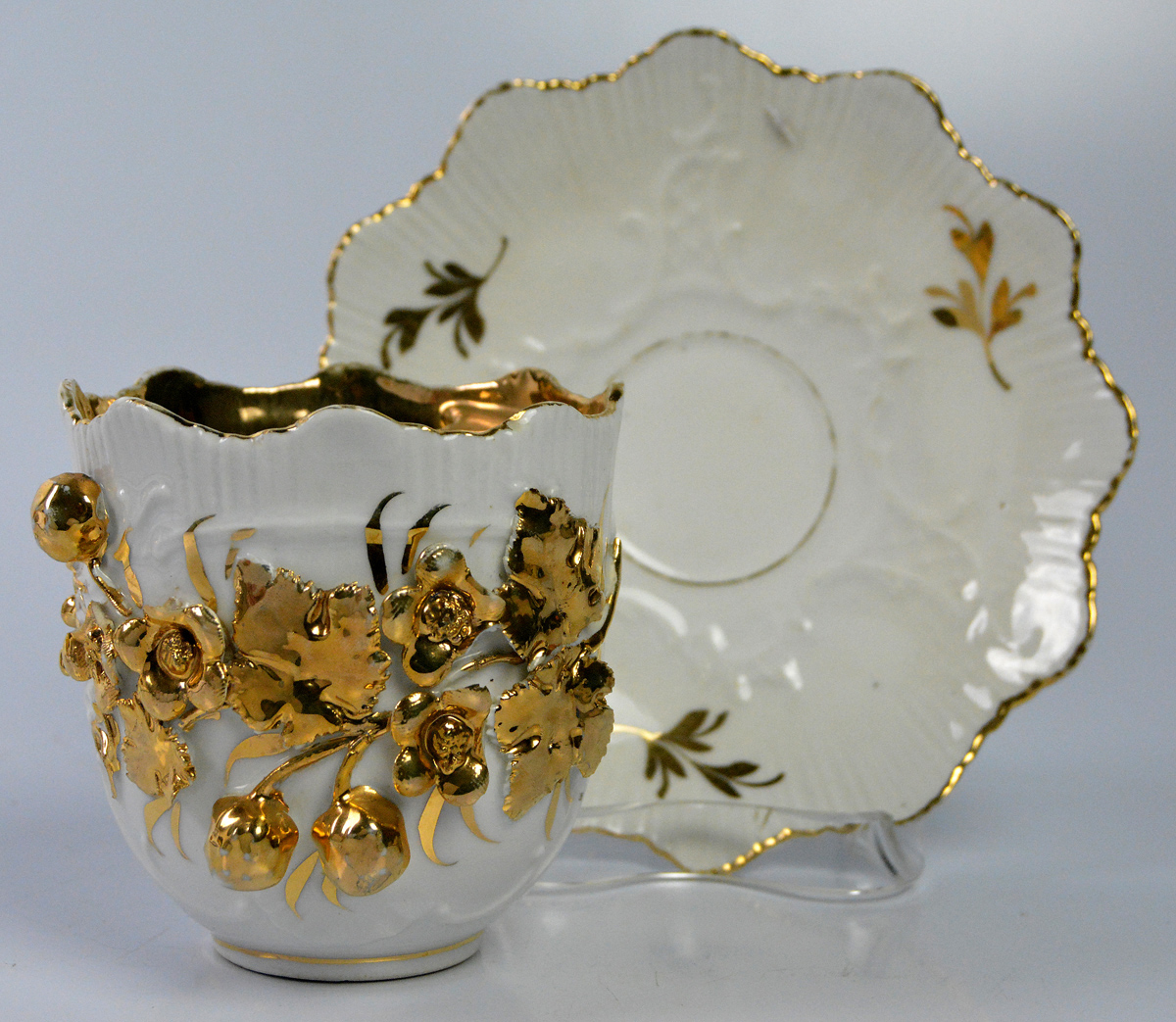 Xícara para chá com pires em porcelana branca guarnecida incrustações...