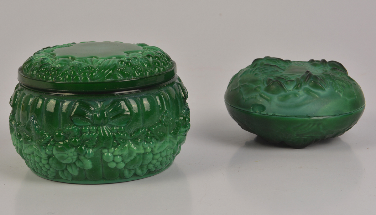 Duas potiches em jadite na cor verde com decoração em alto relevo em... - foto 1 de 2