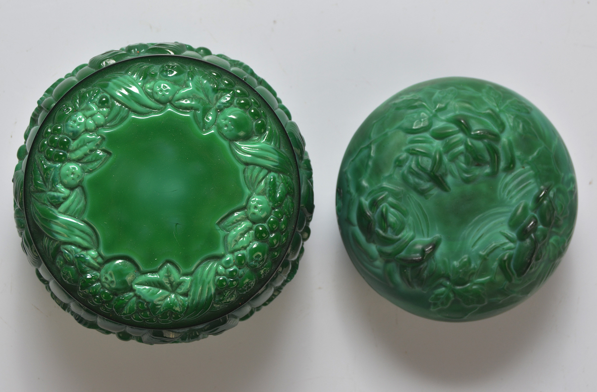 Duas potiches em jadite na cor verde com decoração em alto relevo em... - foto 2 de 2
