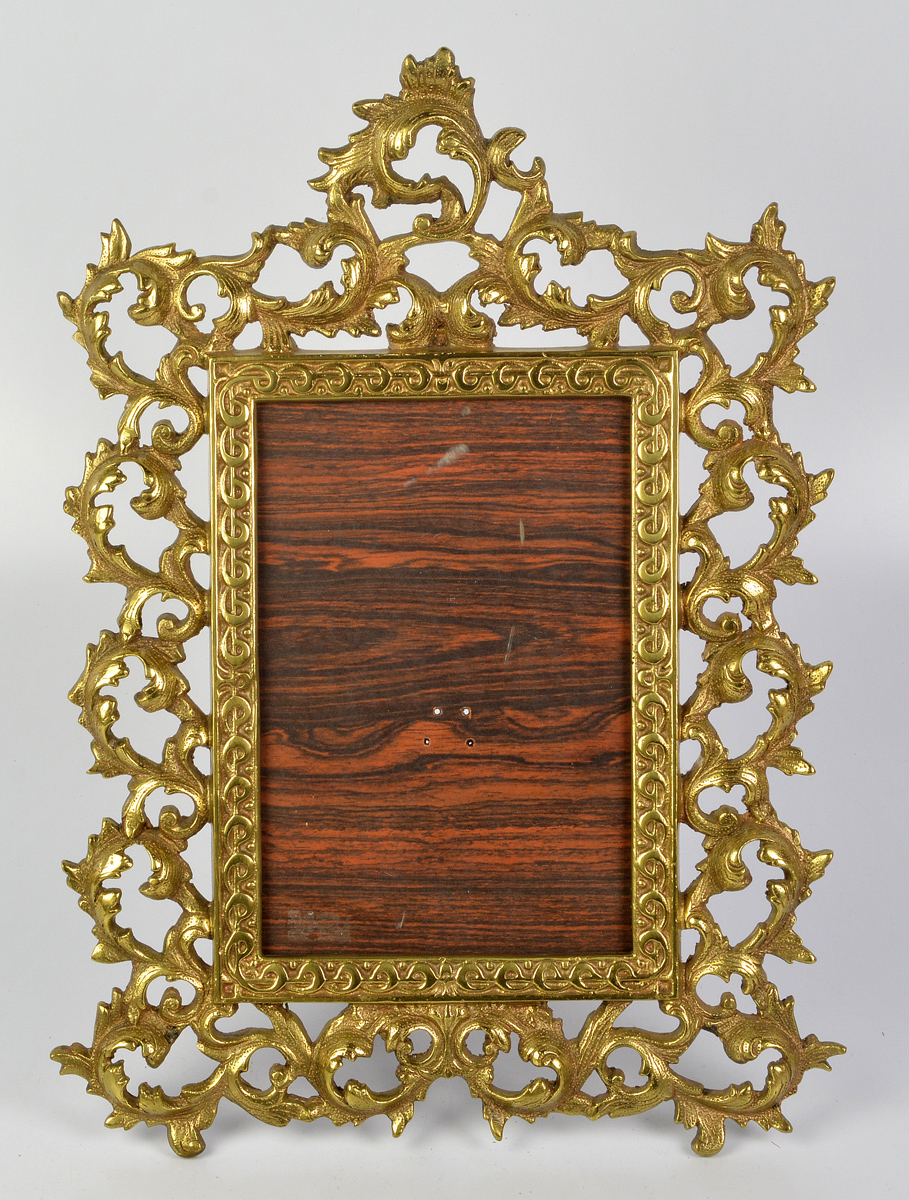 Porta retrato em bronze dourado com decoração barroca, medindo 42 cm...
