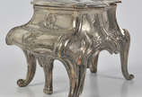 Caixa porta jóias em pewter ricamente trabalhad... - Caixa porta jóias em pewter ricamente trabalhada em formato de piano, com interior forrado em veludo na cor verde, medindo 8,5 cm de altura por ...