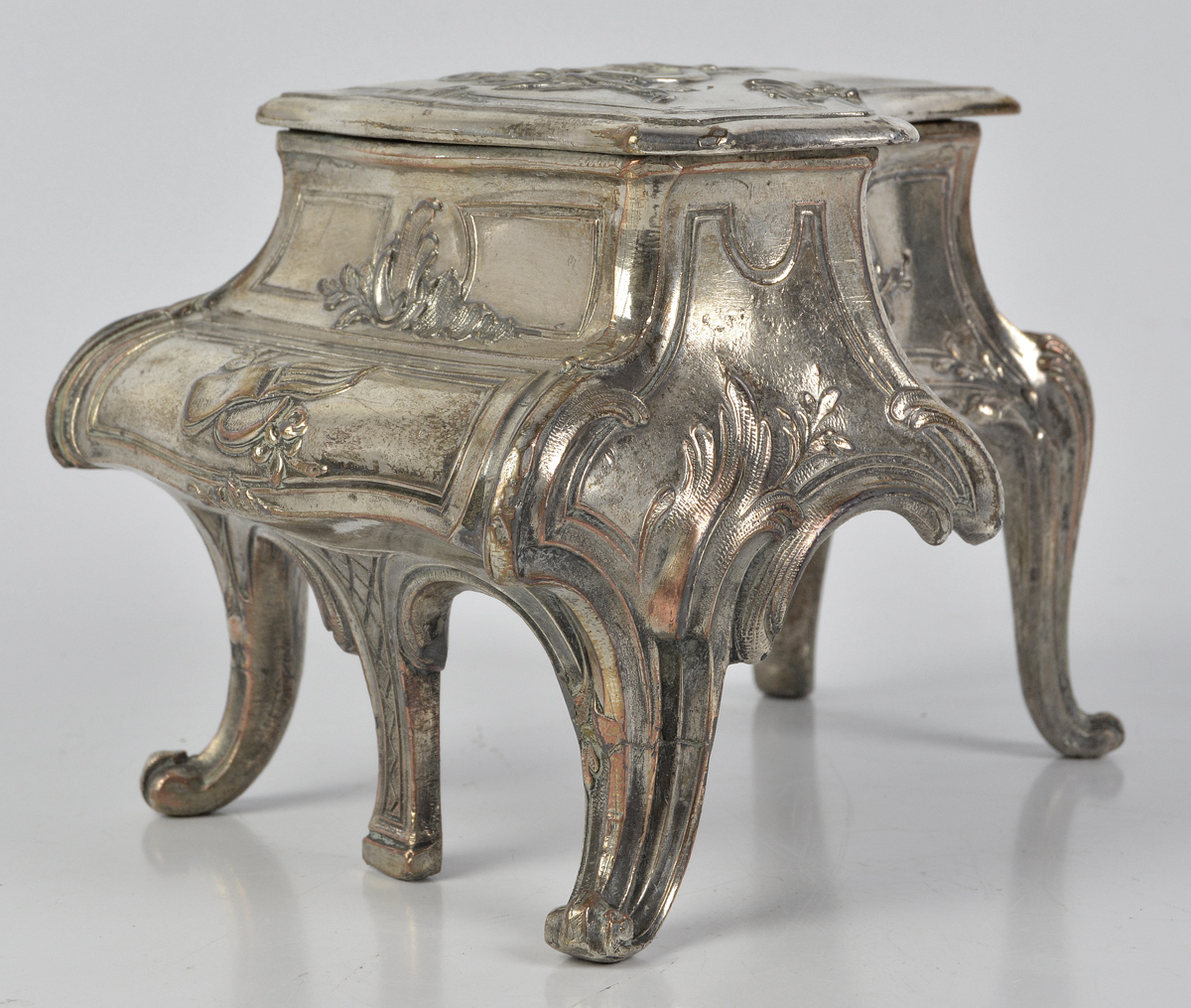 Caixa porta jóias em pewter ricamente trabalhada em formato de piano... - foto 1 de 3