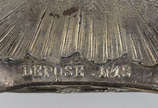 Caixa porta jóias em pewter ricamente trabalhad... - Caixa porta jóias em pewter ricamente trabalhada em formato de piano, com interior forrado em veludo na cor verde, medindo 8,5 cm de altura por ...