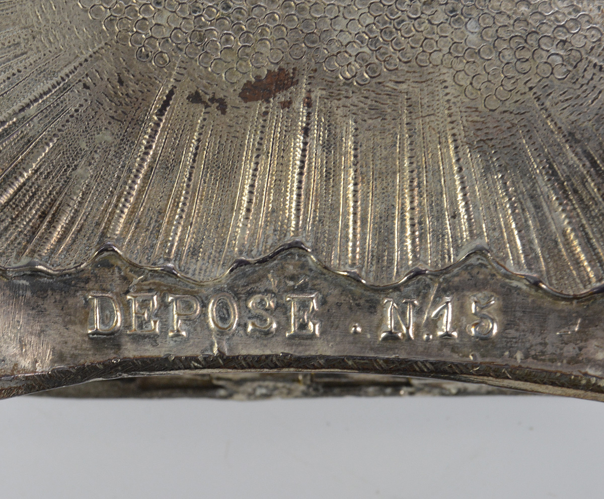 Caixa porta jóias em pewter ricamente trabalhada em formato de piano... - foto 3 de 3