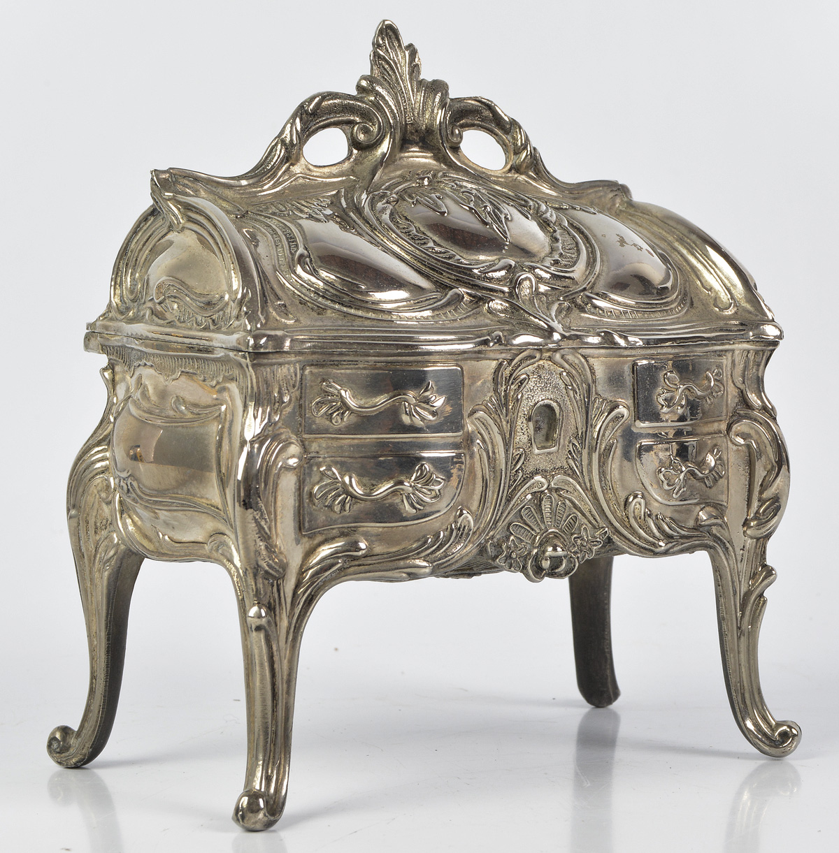 Caixa porta jóias em pewter ricamente trabalhada em formato de cômoda... - foto 1 de 2