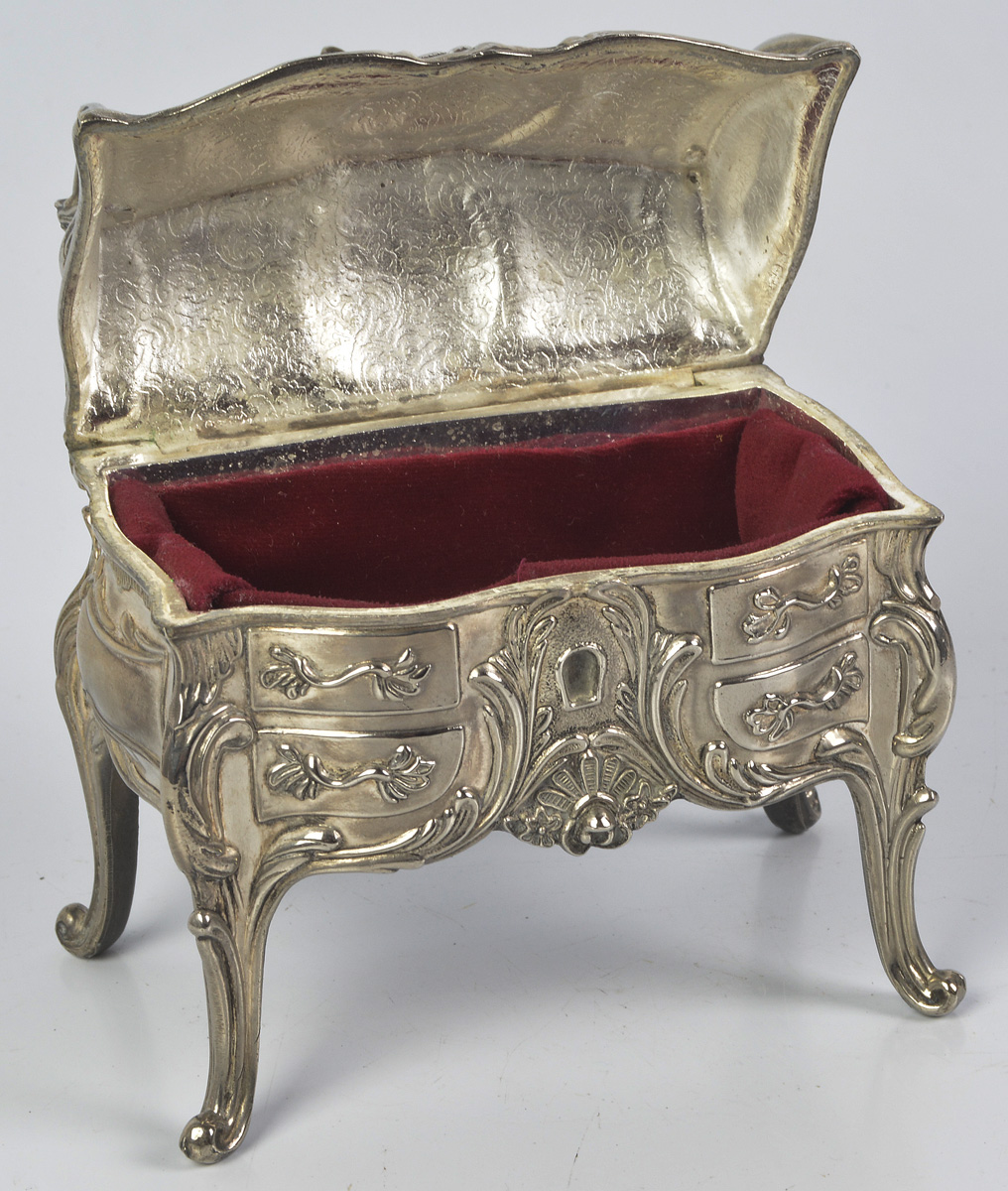 Caixa porta jóias em pewter ricamente trabalhada em formato de cômoda... - foto 2 de 2