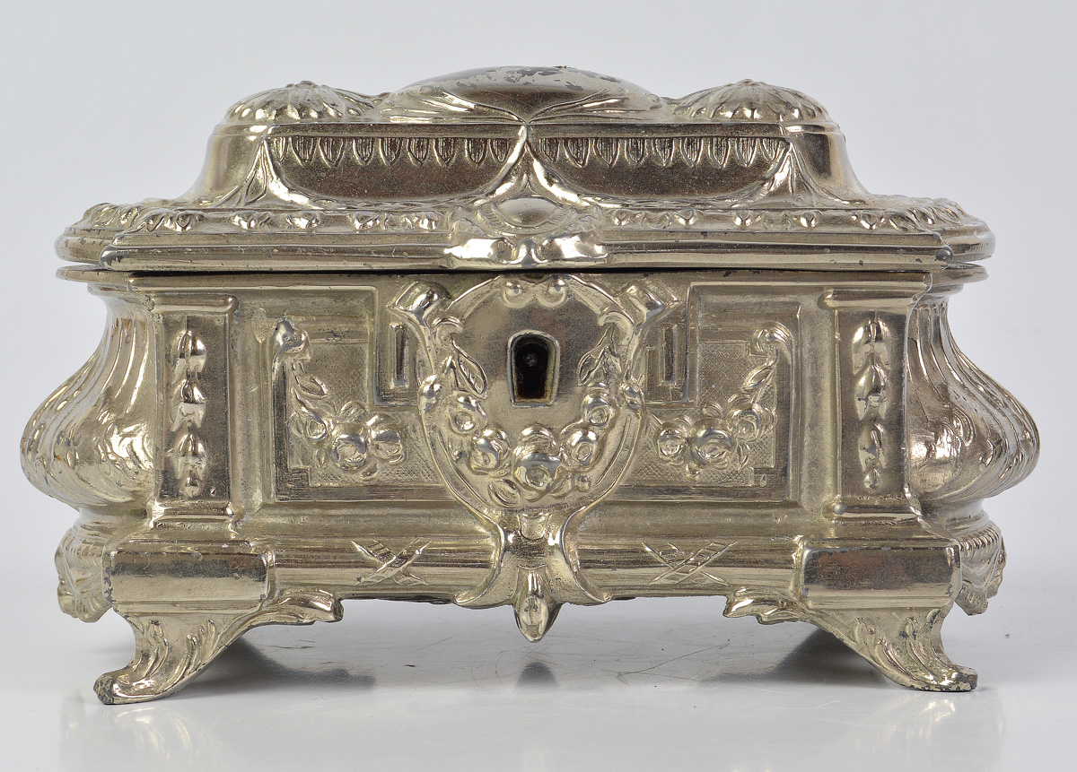 Caixa porta jóias em pewter ricamente trabalhada em formato de arca... - foto 1 de 3