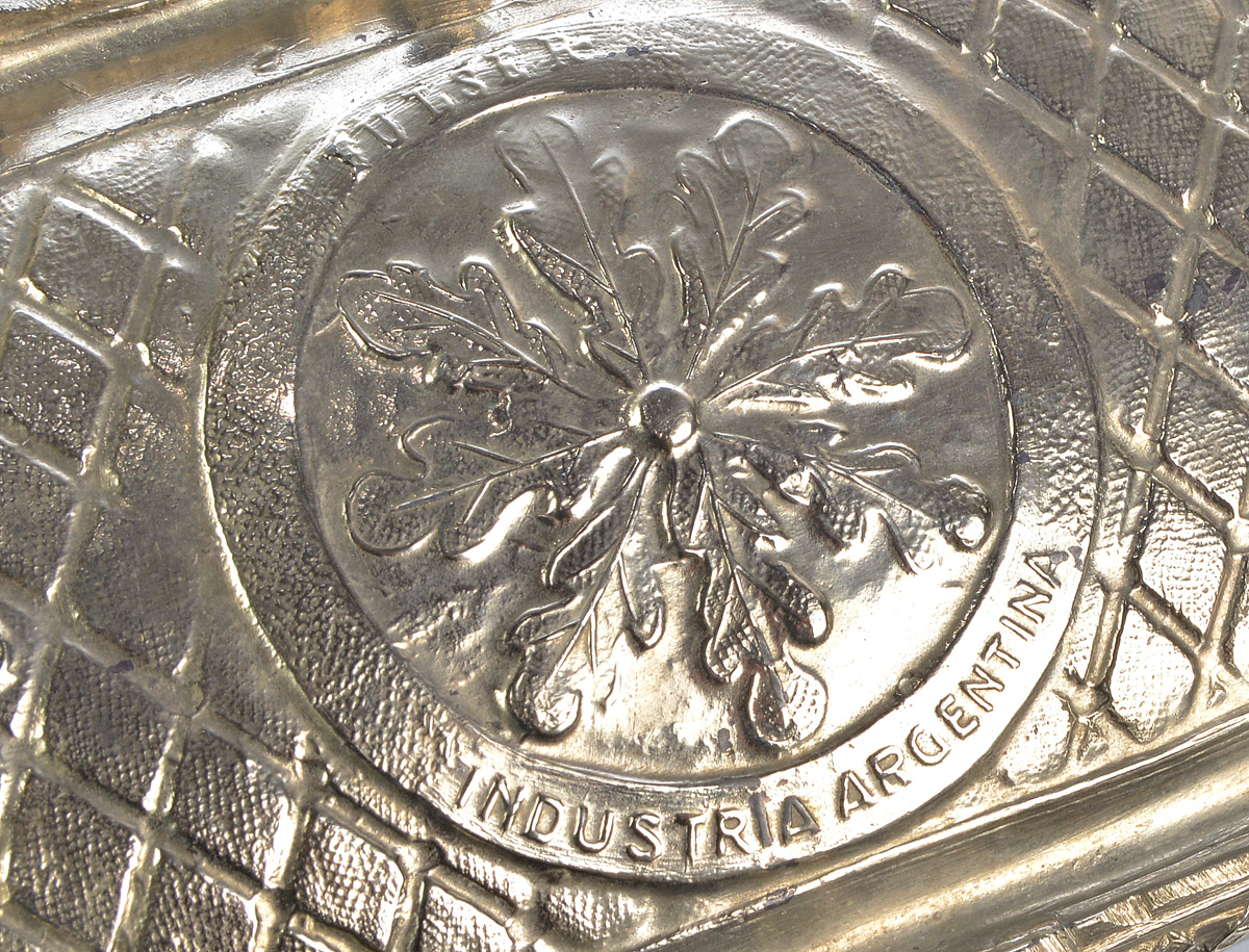 Caixa porta jóias em pewter ricamente trabalhada em formato de arca... - foto 3 de 3