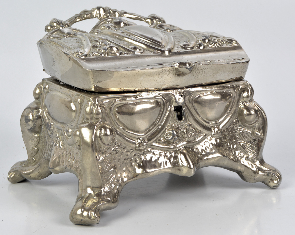 Caixa porta jóias em pewter ricamente trabalhada em formato de... - foto 1 de 4