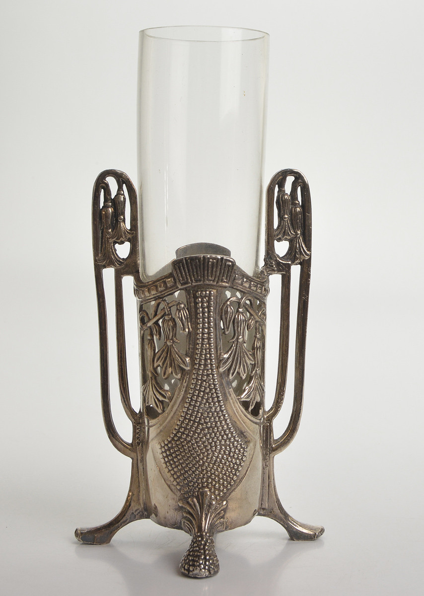 Solifleur Art Nouveau em metal espessurado a prata com recipiente em...