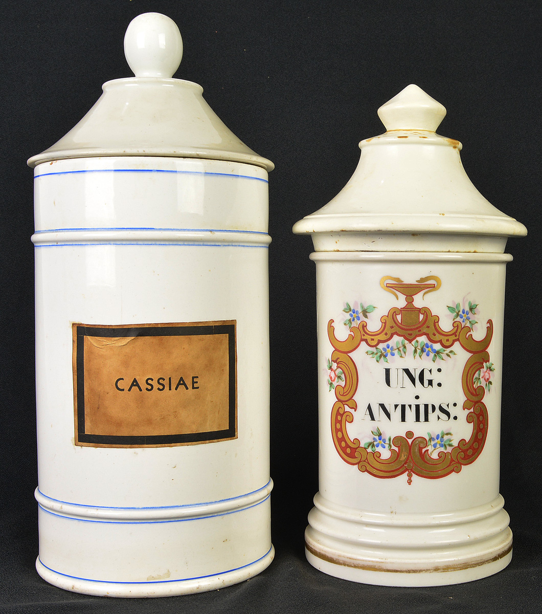 Dois potes de farmácia em porcelana branca, sendo um deles francês... - foto 1 de 2