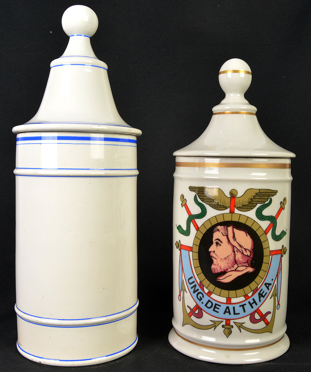 Dois antigos potes de farmácia em porcelana branca, sendo um deles... - foto 1 de 2