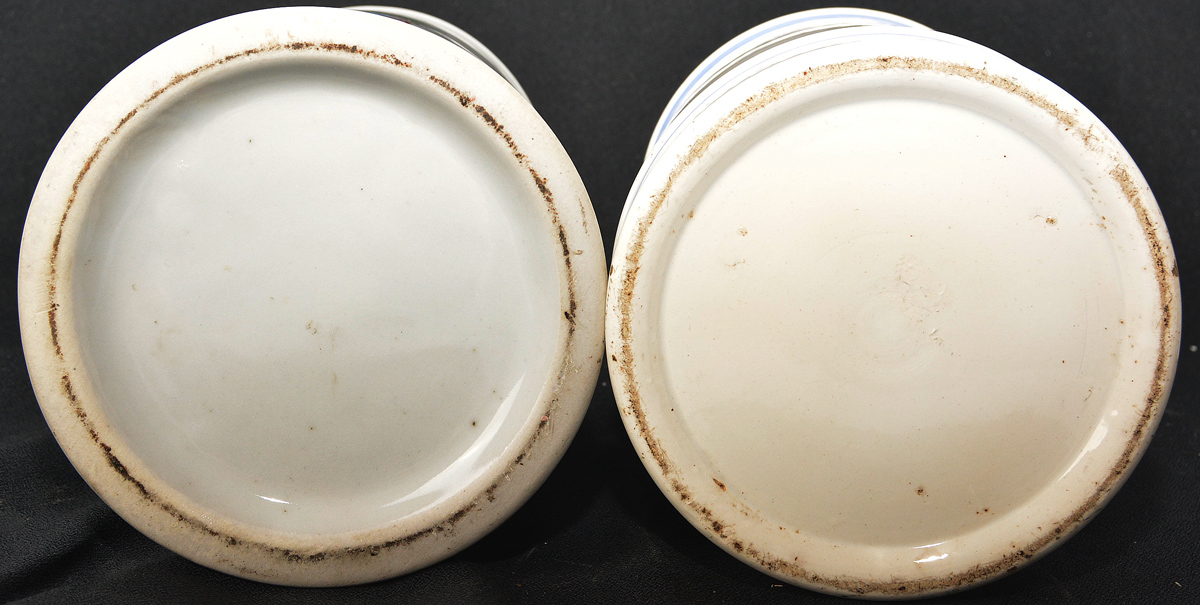 Dois antigos potes de farmácia em porcelana branca, sendo um deles... - foto 2 de 2
