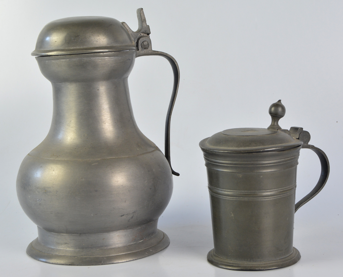 Dois tankard em estanho, o menor medindo 15 cm de altura por 9 cm de... - foto 1 de 2