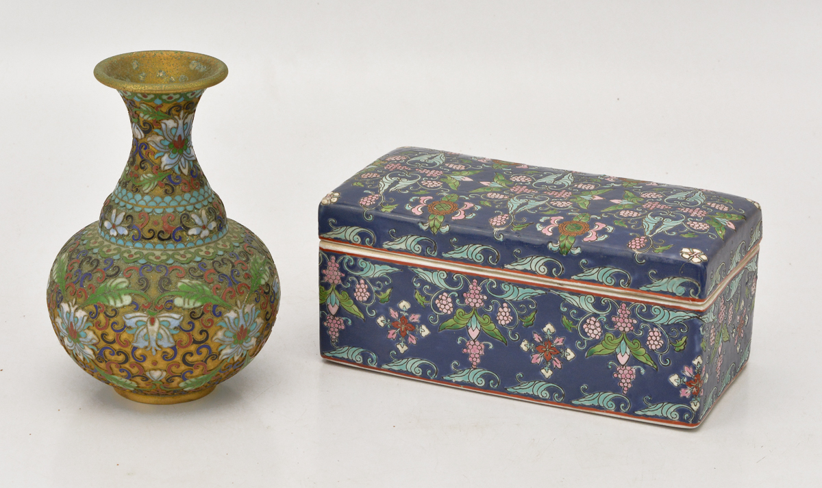 Duas peças, sendo vaso em cloisonne decorado com flores, medindo 18...