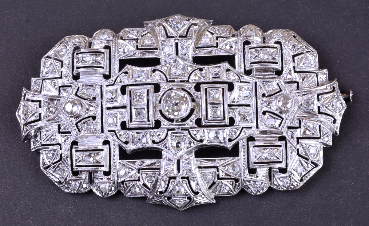 Broche Art Deco em platina com brilhantes. Peso aproximado 19.75 g...